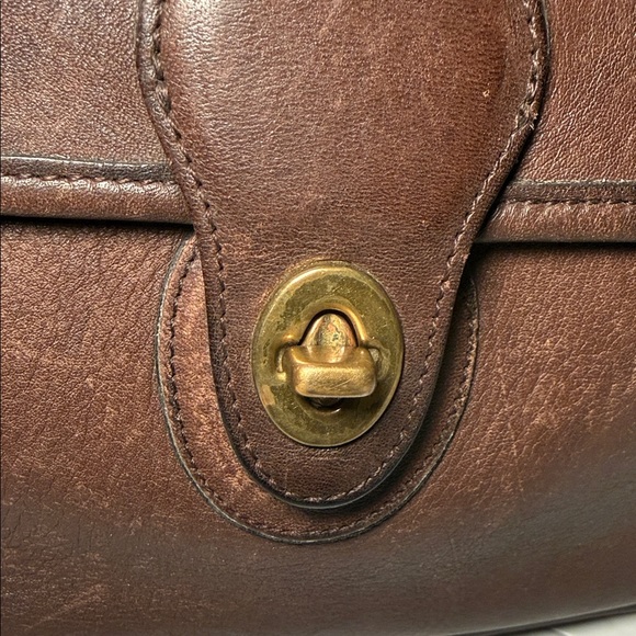 Coach Vintage Willis 9927 Brown Leather Messenger Bag with Gold Turn Lock - Picture 8 of 13